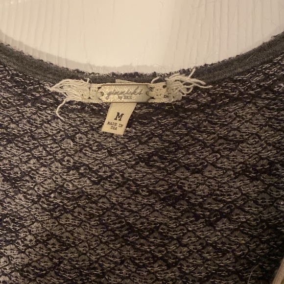 Gimmicks by BKE tan and gray-blue v neck top size medium - Picture 2 of 7